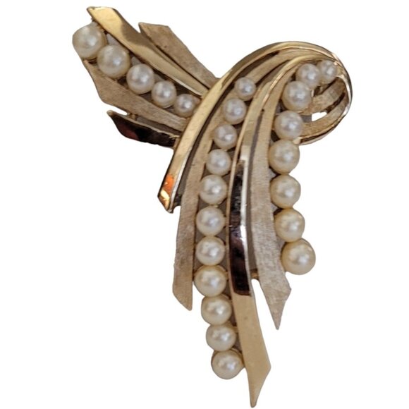 Trifari Crown Over T Gold Tone Faux Pearl Ribbon Brooch, Signed K620 - Picture 2 of 9